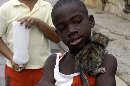 Hay un niño en la calle
