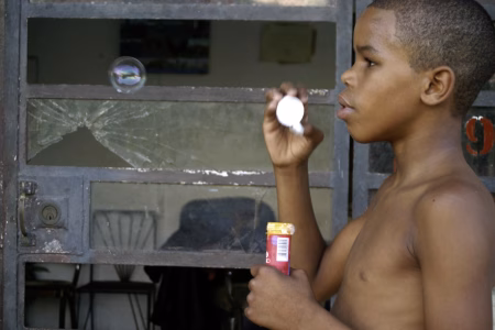 Hay un niño en la calle