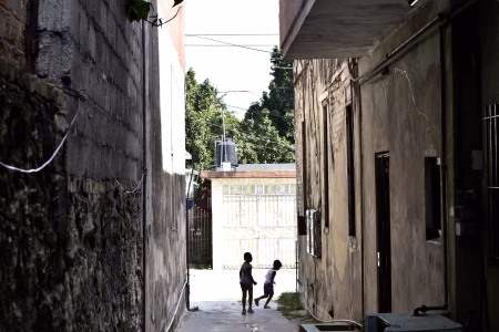 Hay un niño en la calle