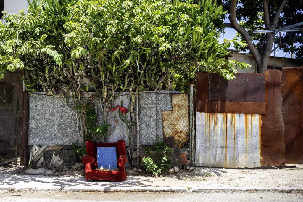 S/T – Están bajo la sobra