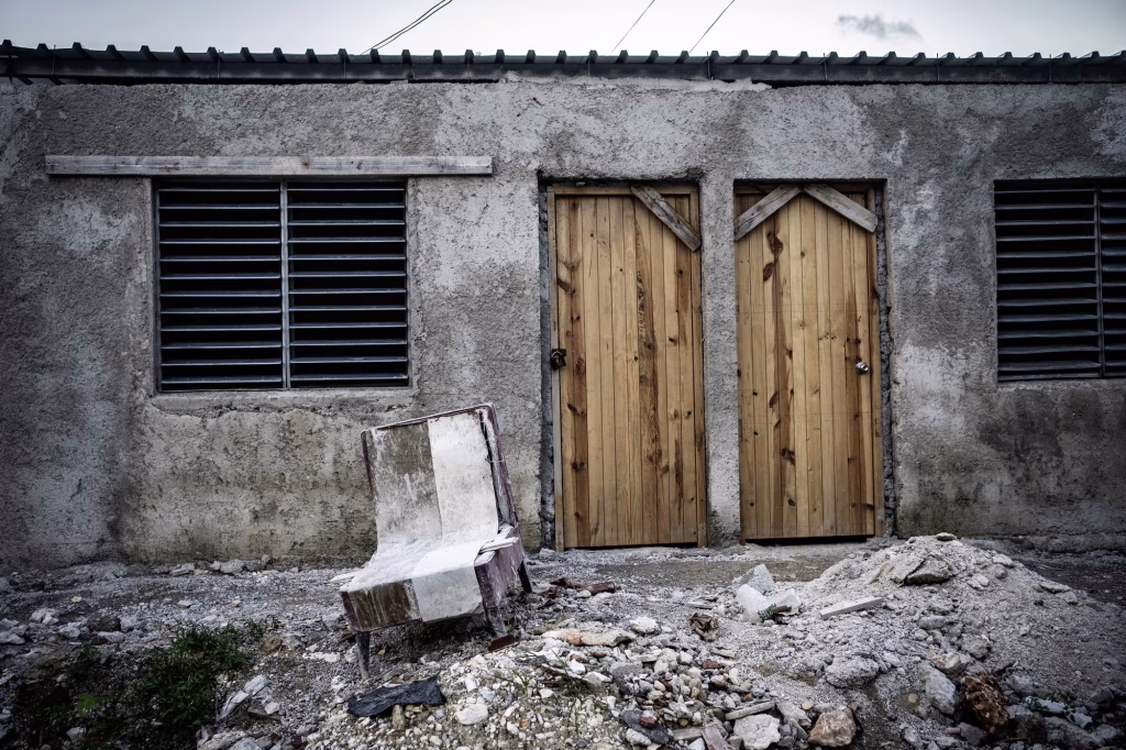 S/T – Están bajo la sobra