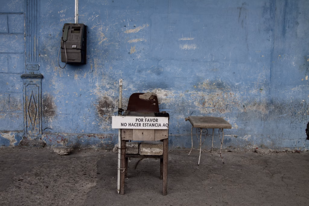 S/T – Están bajo la sobra